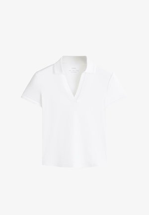 Biała koszulka polo z krótkim rękawem, kołnierzykiem i dekoltem w kształcie litery V, przedstawiona na jednolitym białym tle.