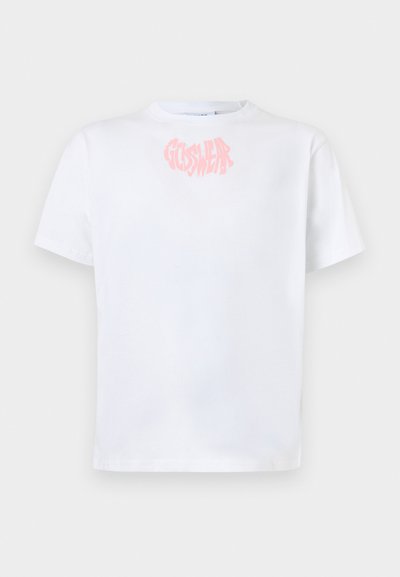 Λευκό T-shirt με κοντά μανίκια και ροζ παραμορφωμένο κείμενο "GOSWEAR" στο κέντρο κοντά στη λαιμόκοψη, σε απλό φόντο.