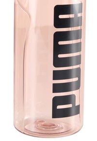 Botella de agua de plástico transparente en color rosa, con forma curvada y un destacado logo negro de "PUMA". Textura suave sin acentos adicionales.