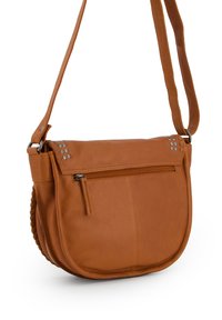 Brun læder crossbody taske med en buet form, nitter, lynlåslukning i toppen og en sidelomme til ekstra opbevaring.