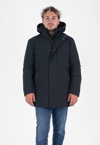 Marineblauwe geïsoleerde parka met een capuchon, voorzien van een rits aan de voorkant, drukknoopsluiting en zijzakken. Gladde textuur en slank ontwerp.