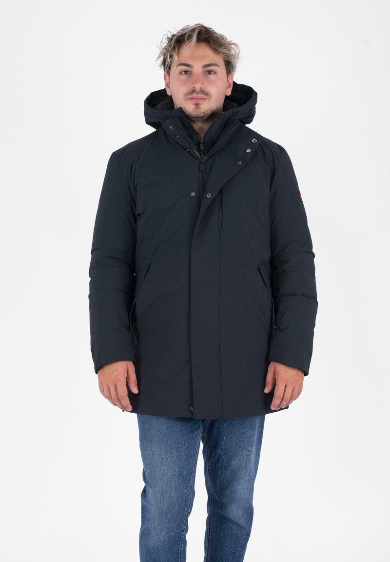 Marineblauwe geïsoleerde parka met een capuchon, voorzien van een rits aan de voorkant, drukknoopsluiting en zijzakken. Gladde textuur en slank ontwerp.