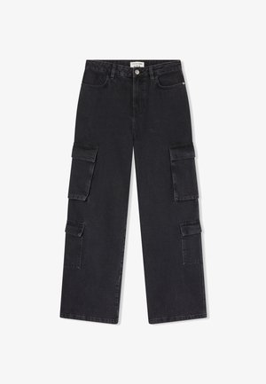Pantaloni cargo in denim nero con un design a gamba larga, numerose tasche laterali e una chiusura a bottone classica. Tessuto testurizzato con una finitura opaca.