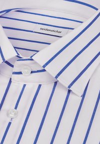 Wit overhemd met verticale blauwe strepen, knoopsluiting bij de kraag en duidelijk zichtbare merklabel "seidensticker" aan de binnenkant van de kraag.