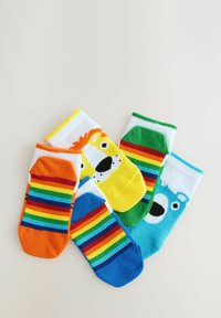 Chaussettes colorées avec des motifs d'animaux : orange avec un lion, jaune avec un ours, et d'autres avec des rayures arc-en-ciel. Matière en tricot douce.