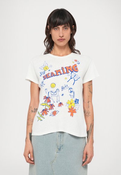 Witte katoenen t-shirt met kleurrijke grafische print van bloemen, een paard en het woord "BEAMING" in oranje en blauwe letters. Korte mouwen.
