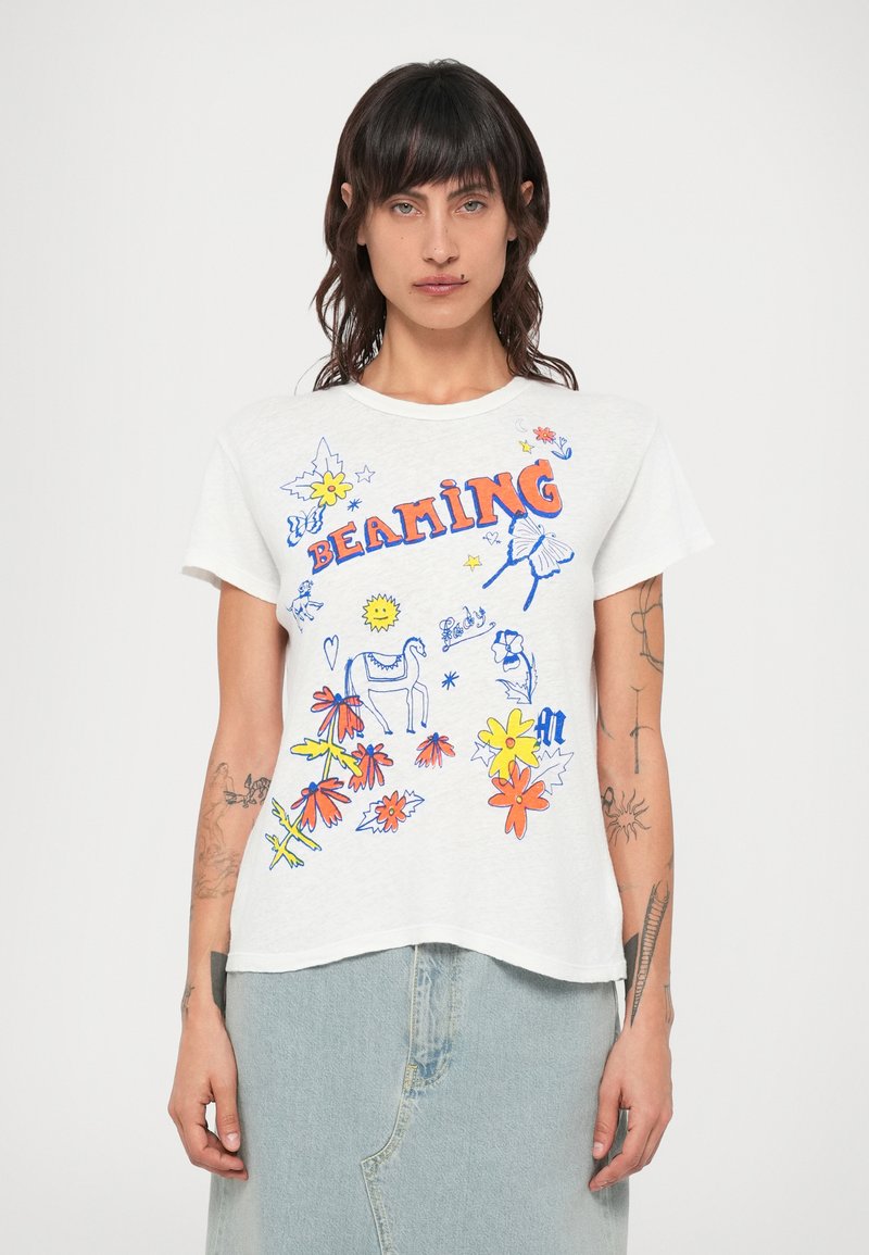 Tricou alb din bumbac, cu un imprimeu grafic colorat cu flori, un cal și cuvântul "BEAMING" în litere portocalii și albastre. Mâneci scurte.