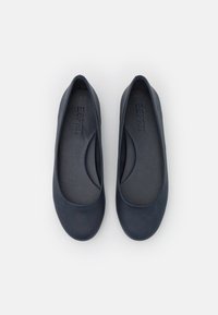 Paire de ballerines noires unies avec bouts arrondis et semelles intérieures rembourrées, marquées "Esprit" sur fond blanc.