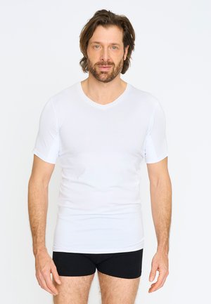 Weißes kurzärmliges V-Ausschnitt-T-Shirt aus weichem Stoff, taillierte Passform, glatte Textur, getragen mit schwarzen Shorts. Einfach und vielseitig.