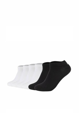 Sechs Paare niedrig geschnittener Socken, vier weiße und zwei schwarze, nebeneinander auf weißem Hintergrund angeordnet.