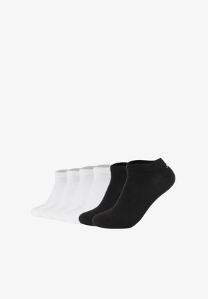 Sechs Paare niedrig geschnittener Socken, vier weiße und zwei schwarze, nebeneinander auf weißem Hintergrund angeordnet.