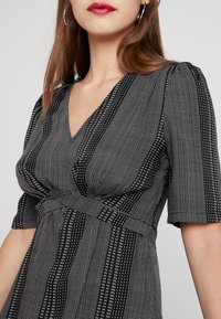 Vero Moda Vapaa-ajan mekko - black