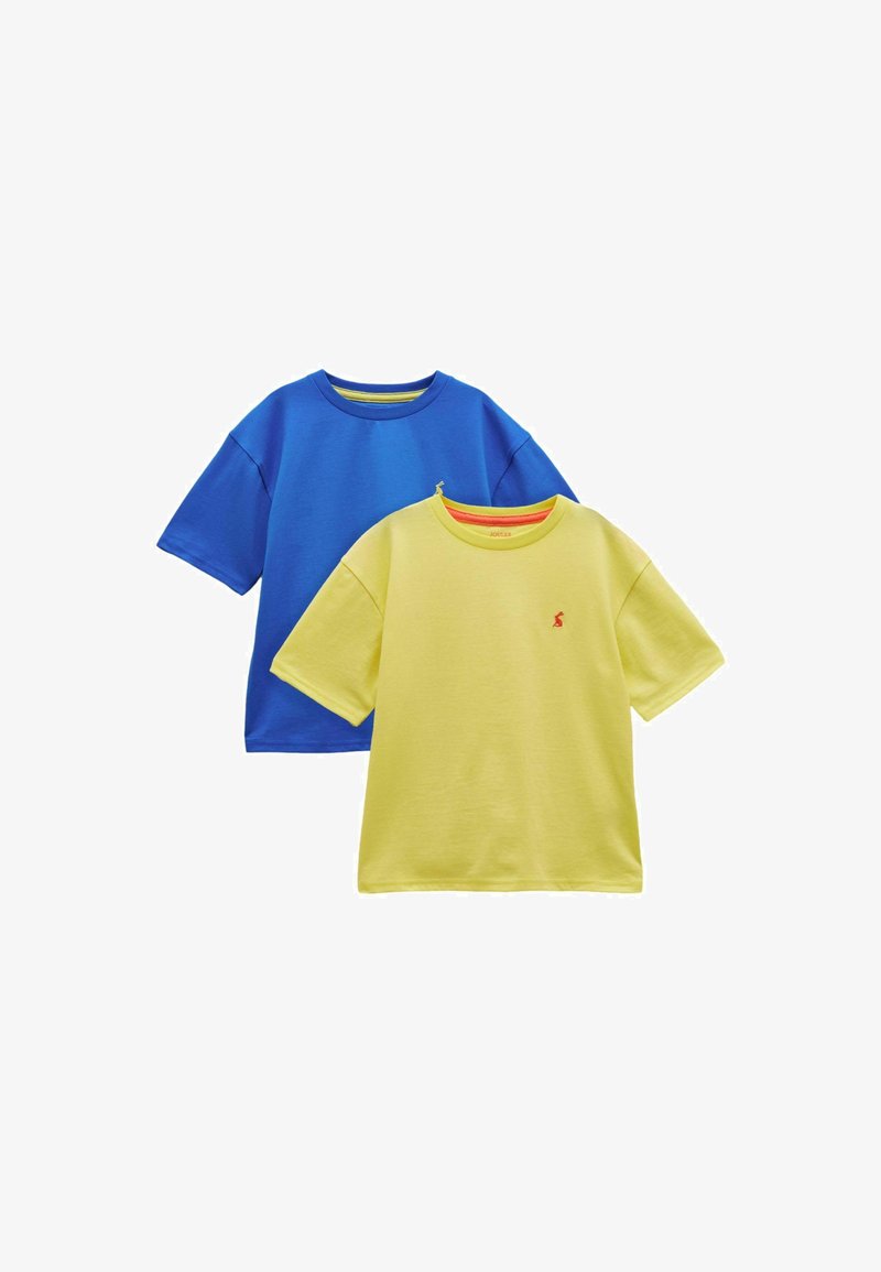 Deux t-shirts à manches courtes avec col rond, l'un jaune avec un petit logo rouge, l'autre bleu, présentés sur un fond blanc.