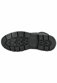 Suela de bota de goma negra con surcos profundos y un patrón texturizado. El diseño proporciona tracción y durabilidad para su uso en exteriores.