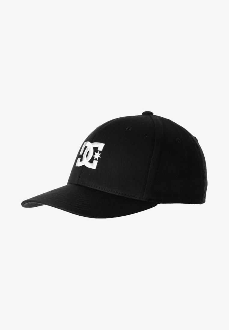 Gorra de béisbol negra con visera curva, que presenta un logo bordado blanco en el frente. Fabricada con tela duradera con un acabado texturizado.