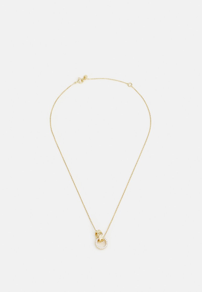 Colar de corrente de ouro com um pendente circular decorado com pequenos cristais transparentes, em fundo branco liso.