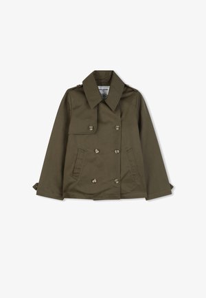 Manteau vert olive à double boutonnage avec un grand col, deux poches avant et des boutons décoratifs. Fabriqué dans un tissu résistant à la texture lisse.