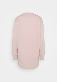 Ljusrosa långärmad skjorta med rund hals, sänkta axlar och sidssprund; mjukt tyg med en avslappnad passform.