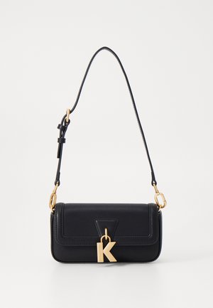 Sac en cuir noir avec un accent de lettre dorée "K", en forme rectangulaire, avec une bandoulière réglable et des coutures décoratives.