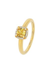 Anillo de oro con gema amarilla en corte cojín rodeada de pequeños diamantes blancos redondos en una banda pulida.