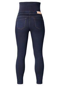 Dunkelblaue Umstandjeans mit hohem, elastischem Bund, sichtbaren Nähten, zwei Gesäßtaschen, von hinten auf weißem Hintergrund gezeigt.