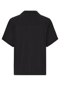 Camiseta negra de manga corta con espalda recta, cuello clásico y detalles simples de costura a lo largo de los hombros.