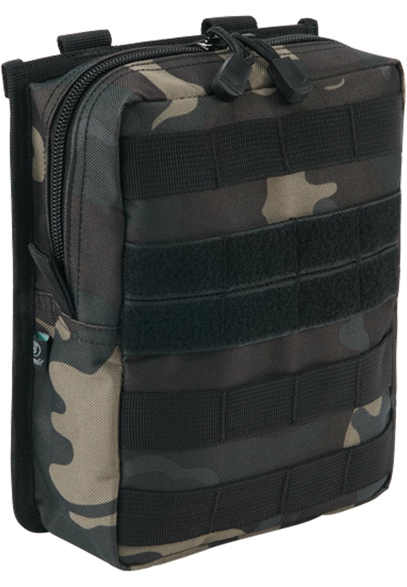 Pussi hyödyllinen camouflage-kuvioinen kankaasta, jossa on kestävä materiaali, vetoketjukiinnitys ja useita remmejä kiinnittämiseen ja organisointiin.