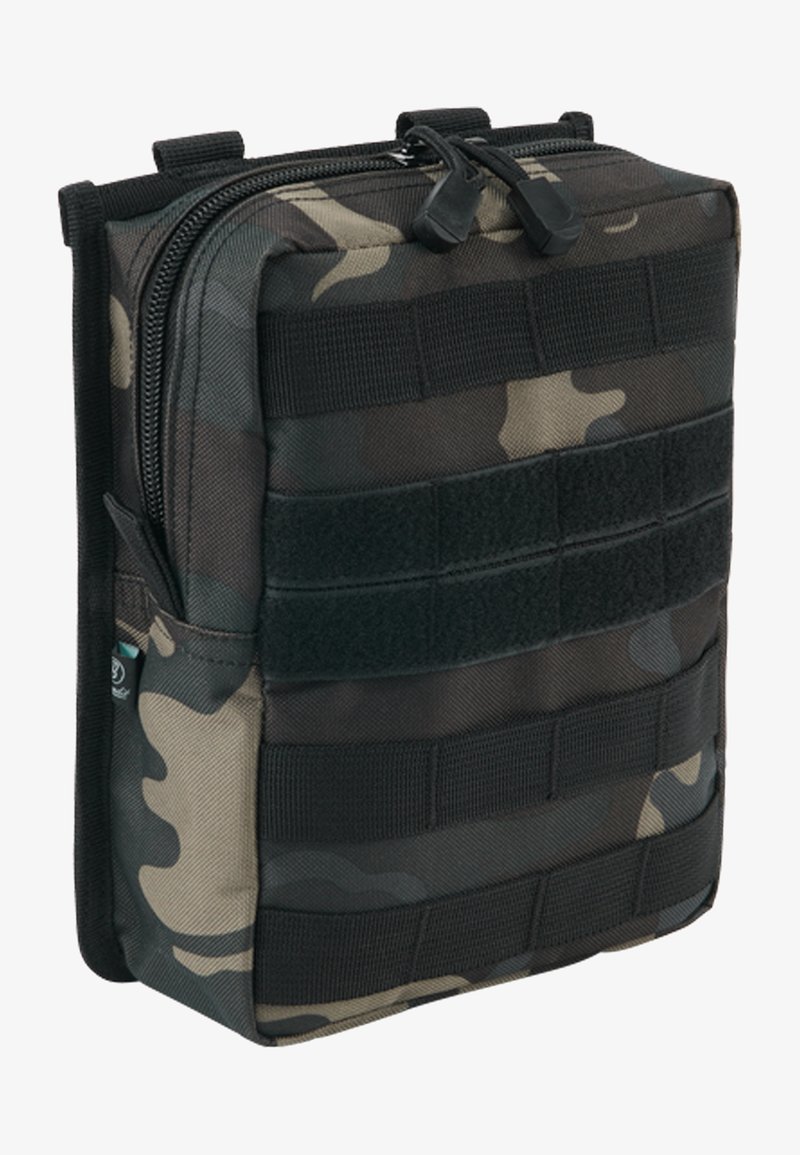 Pussi hyödyllinen camouflage-kuvioinen kankaasta, jossa on kestävä materiaali, vetoketjukiinnitys ja useita remmejä kiinnittämiseen ja organisointiin.