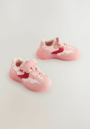 Różowe dziecięce sneakersy wykonane z materiału syntetycznego, z amortyzującą podeszwą, regulowanym zapięciem na rzep oraz akcentami w serduszka.
