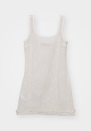 Πλεκτό αμάνικο τοπ σε ανοιχτό μπεζ, με φαρδιές τιράντες, εφαρμοστή σιλουέτα και ακατέργαστη στρώση στο τελείωμα, με υφή και ανοιχτό πλέγμα σχεδίασης.