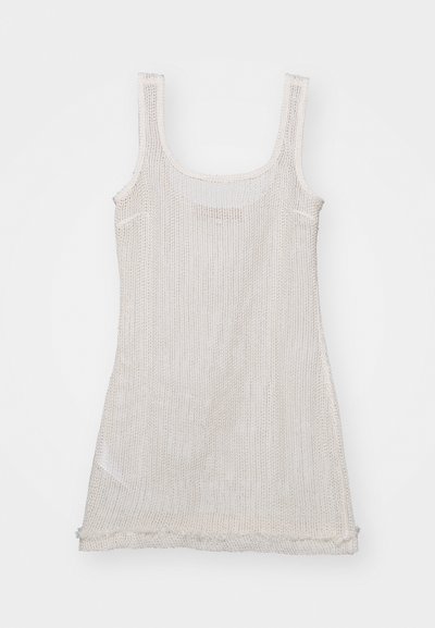 Πλεκτό αμάνικο τοπ σε ανοιχτό μπεζ, με φαρδιές τιράντες, εφαρμοστή σιλουέτα και ακατέργαστη στρώση στο τελείωμα, με υφή και ανοιχτό πλέγμα σχεδίασης.