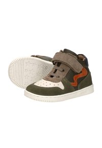 Groene suède hoge schoenen met een crèmekleurige neuskap, een bruine klittenbandsluiting en een oranje accent, met een gestructureerde witte rubbere zool met sterpatronen.