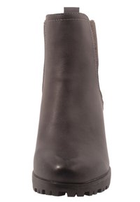 Botín negro de cuero con un acabado suave, paneles laterales elásticos y una suela resistente para tracción. Diseño minimalista sin adornos.