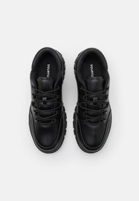 Svarta sneakers i läder med en slät yta. Har en rund tå, snörningsdesign och en kraftig gummisula för hållbarhet.