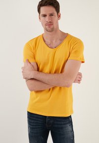 Buratti V-NECK  - Basic póló - yellow