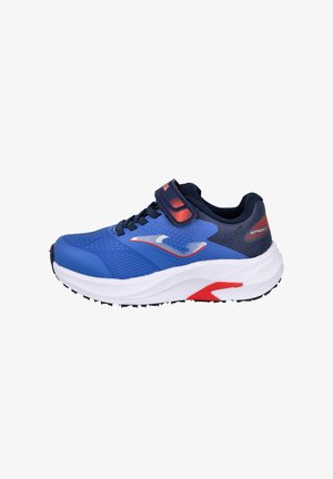 Zapatilla deportiva con parte superior de malla azul y acentos en rojo y blanco, una correa de velcro y una suela de goma texturizada para agarre.