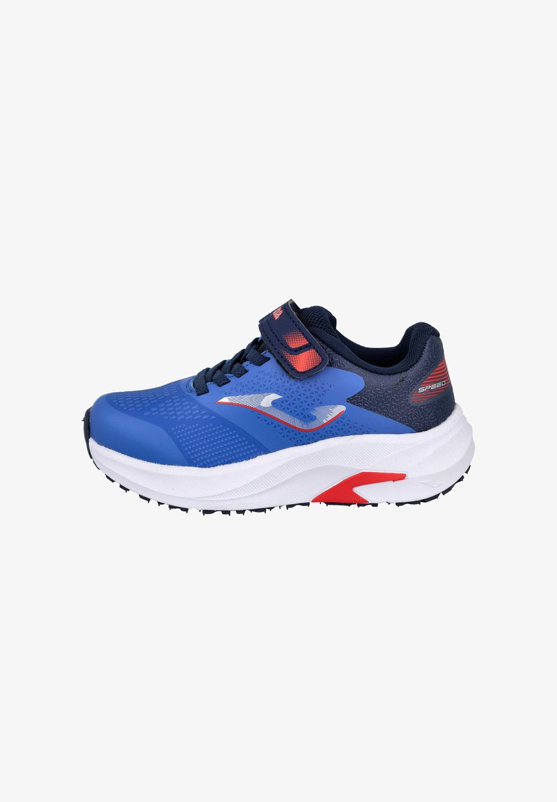 Zapatilla deportiva con parte superior de malla azul y acentos en rojo y blanco, una correa de velcro y una suela de goma texturizada para agarre.
