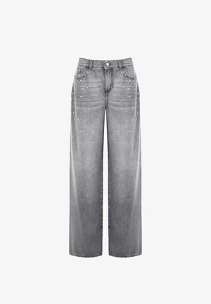 Jeans in denim grigio a gamba larga con vita alta, caratterizzati da sottili decorazioni, cinque tasche e vestibilità comoda. Aspetto usurato presente.