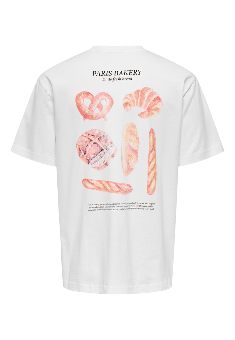 T-shirt blanc avec des illustrations colorées de pâtisseries au dos, y compris des croissants, des bretzels et des baguettes, accompagnées de texte en haut.