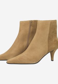Beige Wildleder-Stiefeletten mit spitzer Zehe und 5 cm Absatz. Mit einem seitlichen Reißverschluss und glatter Textur, entworfen in einer schlanken, modernen Silhouette.