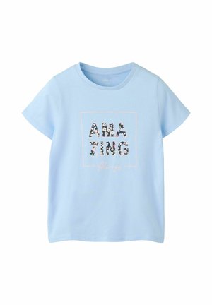 Lichtblauw T-shirt met korte mouwen met de bloemrijke tekst "AMAZING" en cursief "Always" binnen een dunne vierkante omlijning aan de voorkant.