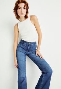 Wrangler FLARE - Calças de ganga à boca de sino - azure sky