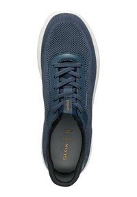 Baskets en maille bleu marine avec un embout en cuir lisse gris foncé, semelle blanche, et lacets ronds avec un étiquette de marque sur la languette et un col rembourré.