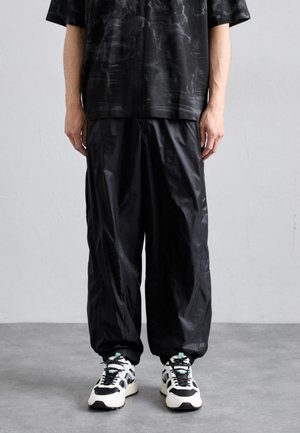 GATESHEAD TRACKPANTS - Trainingsbroek - oynx