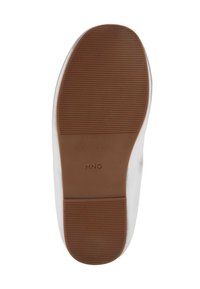 Vit sneakersula med en texturerad brun gummibotten och ett präglat logotyp. Har horisontella och vertikala spår för grepp.