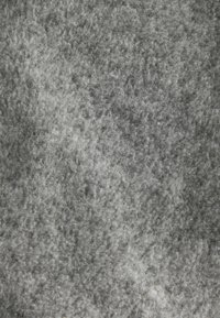 Grå tekstureret stof med varierende nuancer, der har en blød, fuzzy overflade og en blanding af lyse og mørke grå fibre.
