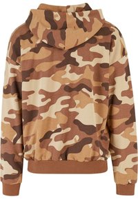 Camo hættetrøje i beige og brune nuancer; har en justerbar hætte, lange ærmer og en ribbet kant med manchetter; lavet af blødt stof.