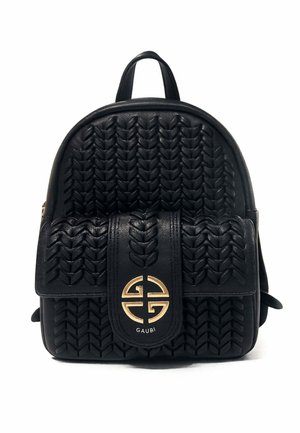 Zaino in pelle nera intrecciata con tasca frontale a patta, logo circolare dorato e manico superiore.