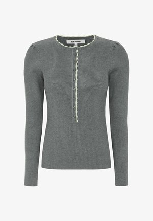 Cardigan long gris à rayures avec des manches longues et un col rond, présentant un bord festonné et une fermeture à boutons à l'avant, rehaussé de petits boutons en argent.