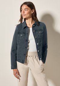 Mörkgrå denimjacka med krage, framfickor och knappstängning. Har en figursydd design med synliga sömdetaljer.